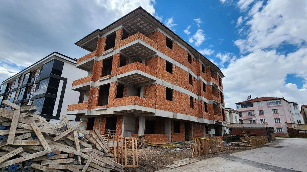 Amasya'da inşaatın çatısından düşen işçi yaşamını yitirdi