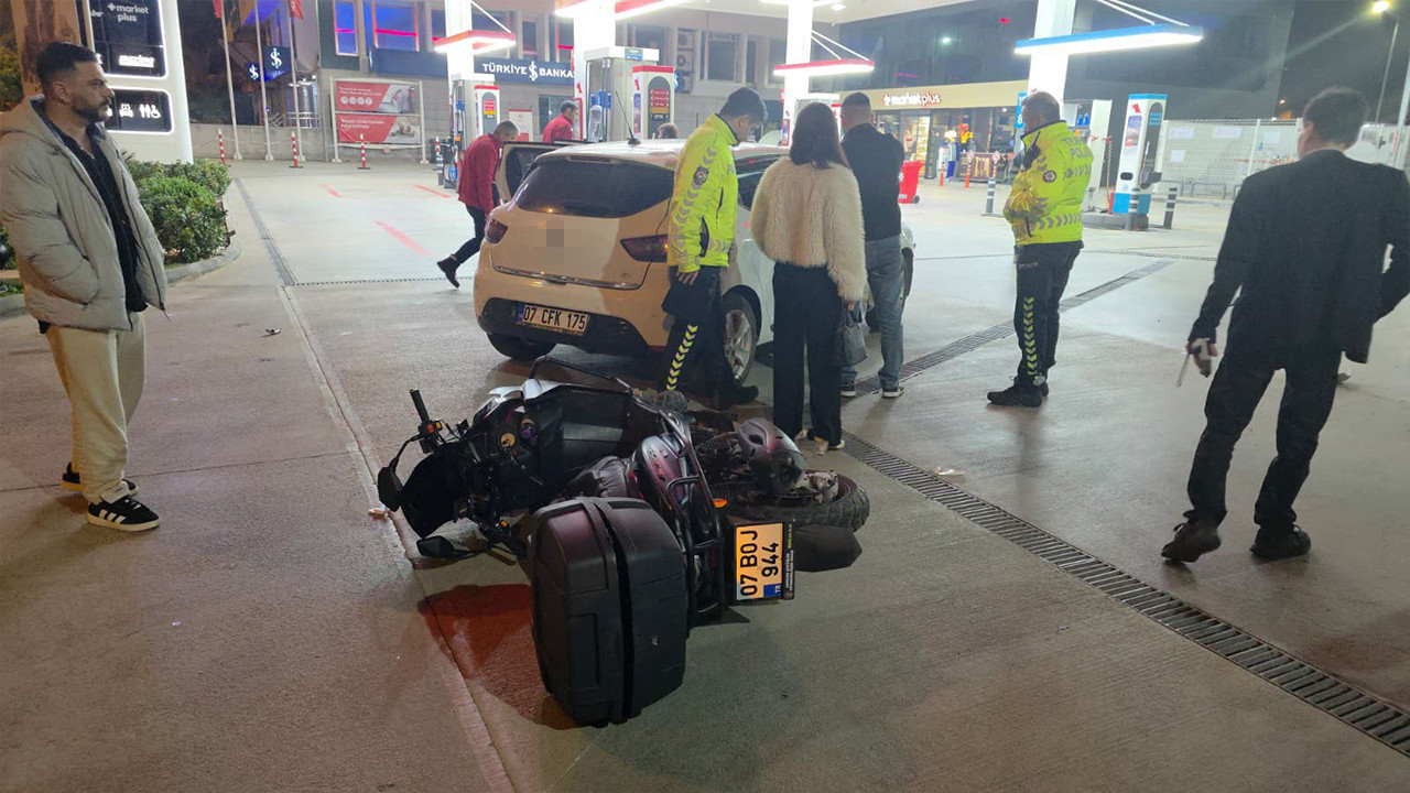 Antalya Muratpaşa’da otomobil ile motosiklet çarpıştı: 1 yaralı