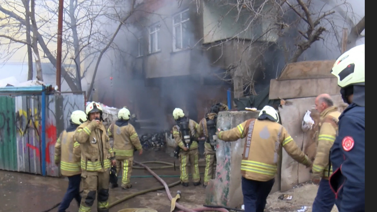 Ataşehir’de plastik ve hurda deposu dumanlar içinde kaldı