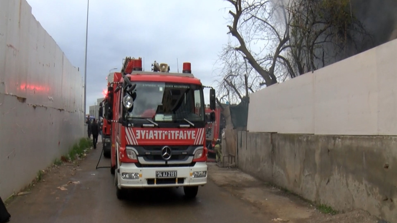 Ataşehir'deki hurdalık yangını kontrol altına alındı