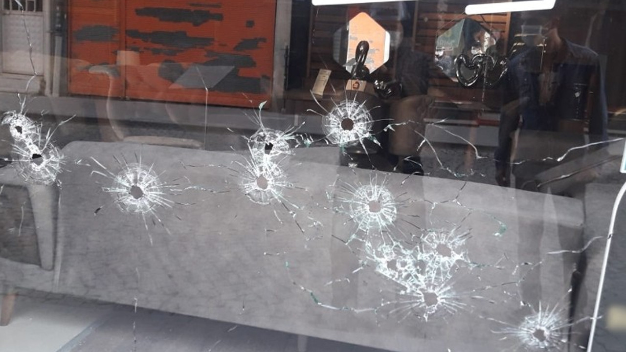 Dükkan kurşunlamak için sahiplerinin çıkmasını bekledi