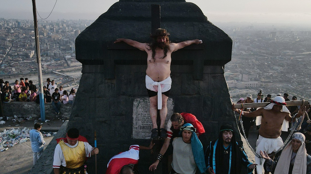 Peru'da "Kutsal Cuma" töreni