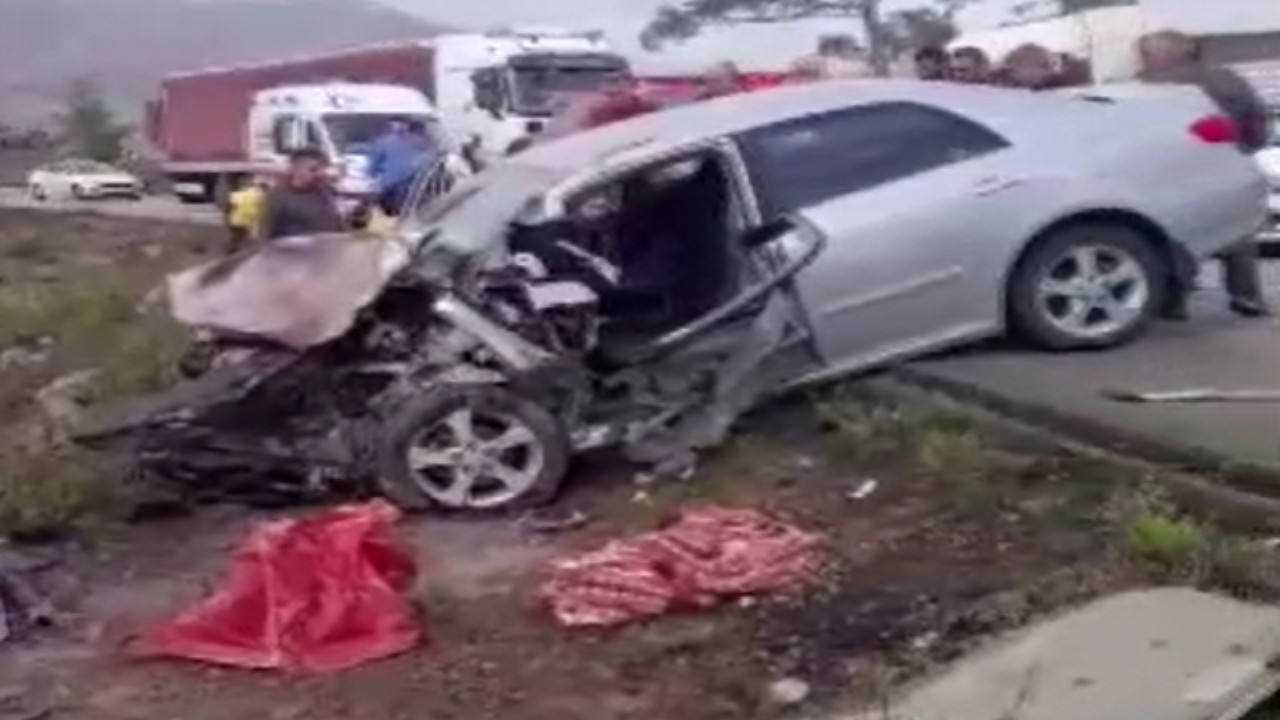 TIR ile otomobil kafa kafaya çarpıştı