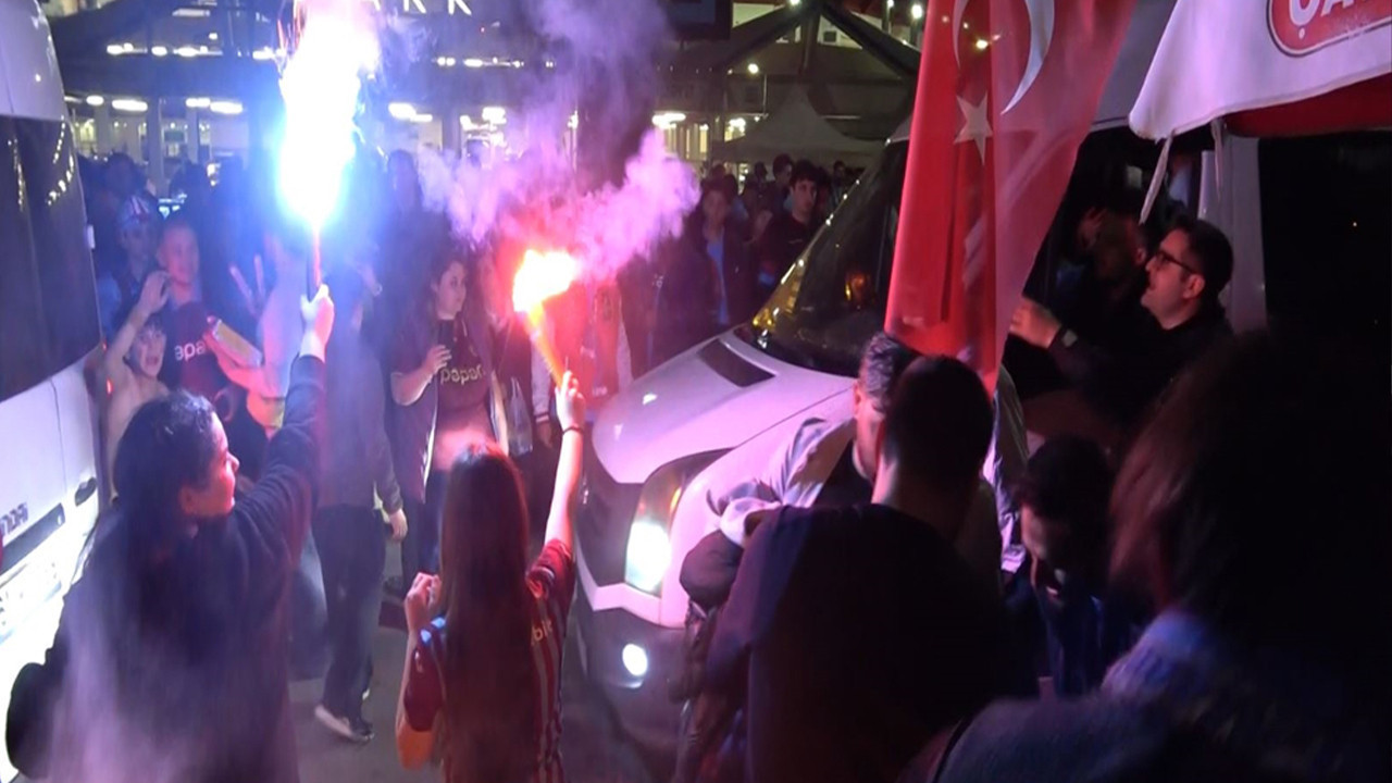 Trabzonspor taraftarı Galatasaray galibiyetini horon ve kolbastıyla kutladı