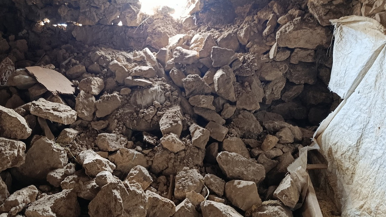 Van’daki depremde bir ahırın duvarı çöktü