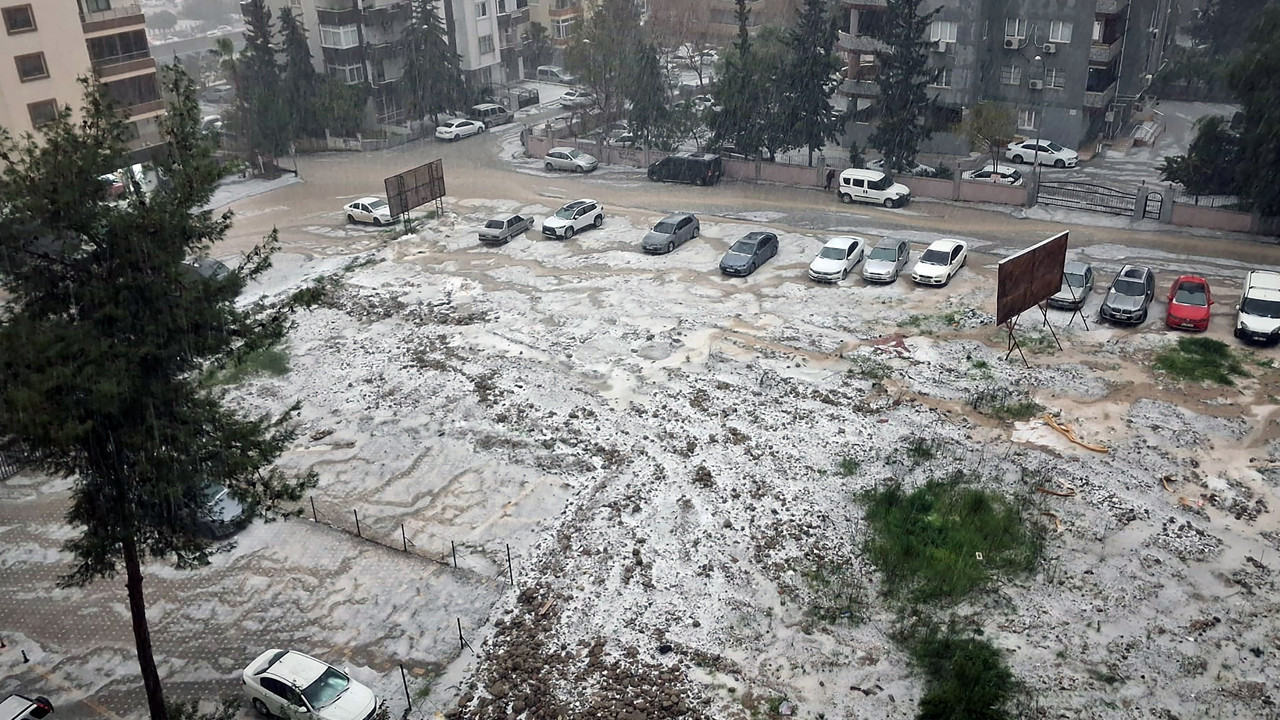 Adana’da dolu yağışı cadde ve sokakları kapladı: Sarı kod uyarısı verilmişti