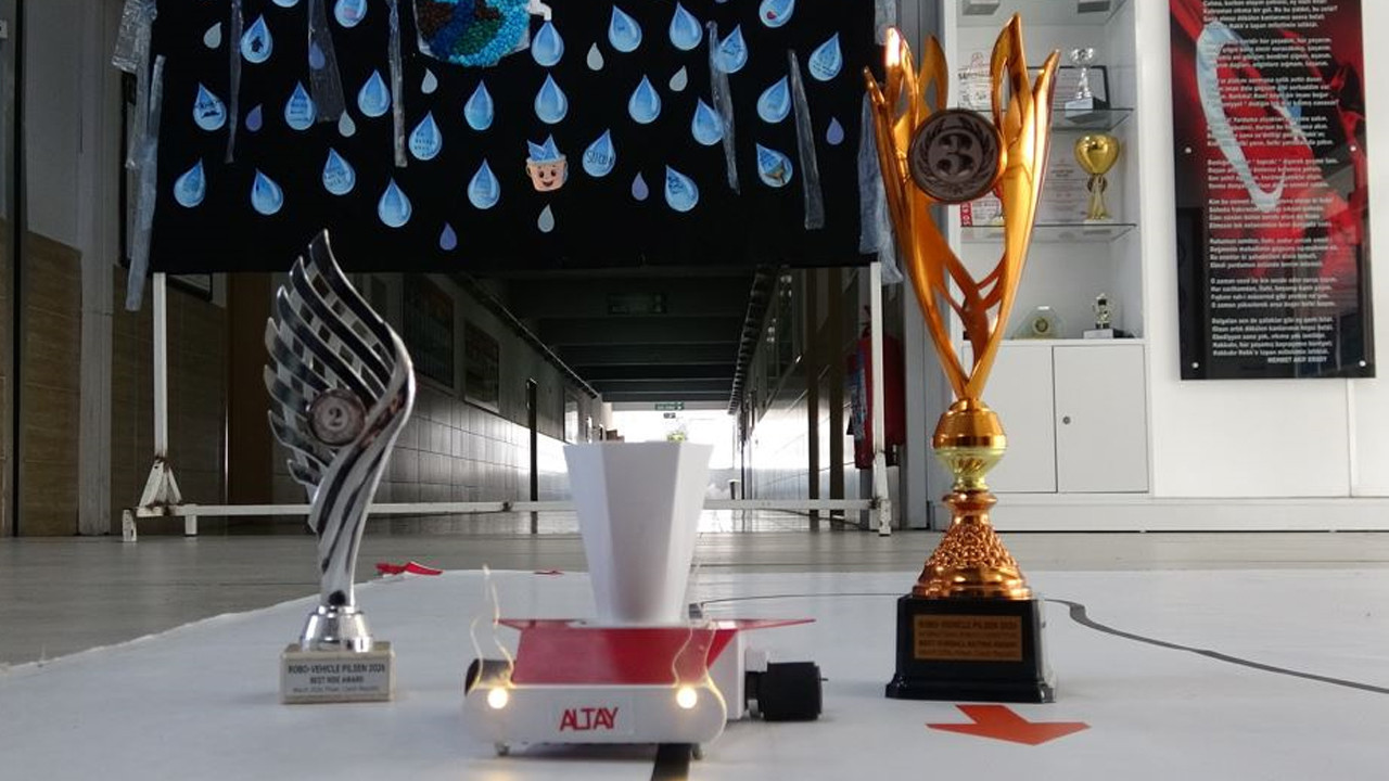 ‘Altay’ dünya kürsüsünde: Meslek liseli öğrenciler Çekya’yı salladı