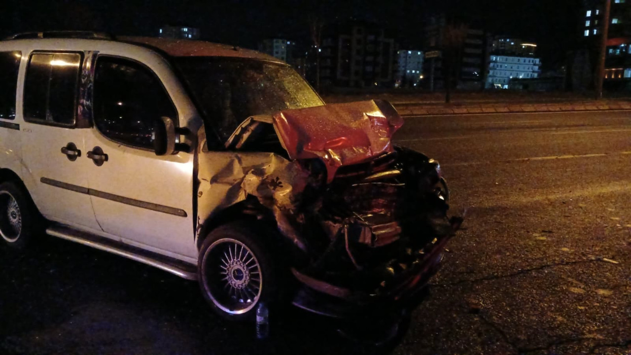 Arızalanan minibüse arkadan çarptı: 1’i bebek 6 yaralı