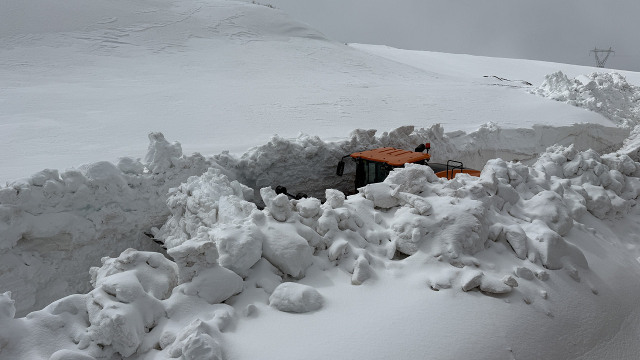 İş makineleri kar kütleleri arasında kayboldu: Erzincan’da yollar geçit vermiyor