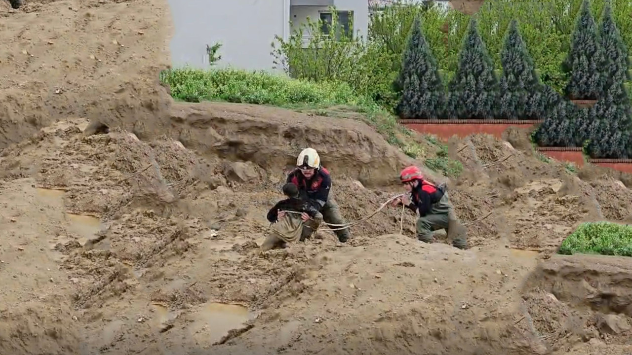 İzmir'de oyun oynarken çamura saplanan iki çocuk kurtarıldı