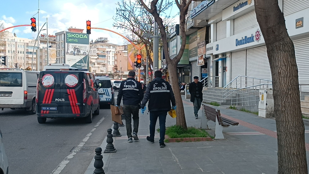 Plazada alacak verecek meselesi kanlı bitti: Baba oğuldan kan donduran infaz