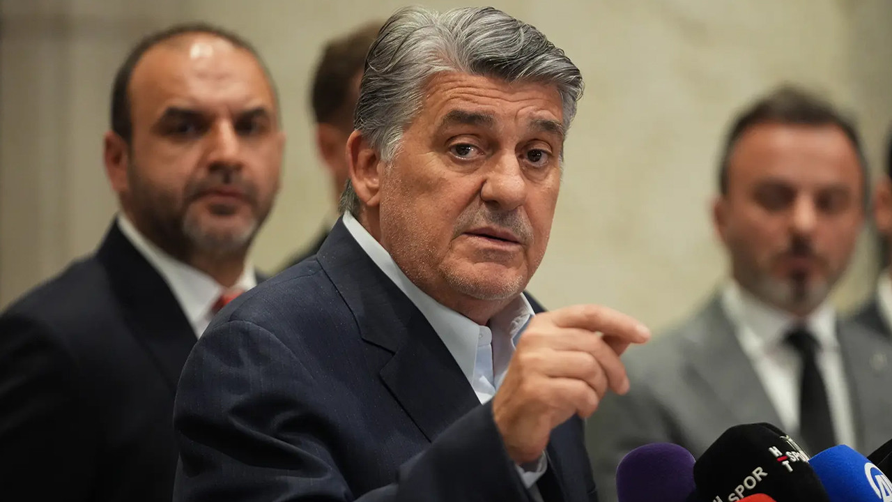 Serdar Adalı derbide penaltı kararına tepki göstererek istifa çağrısı yaptı