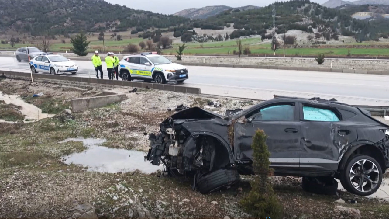 Yağmur kazayı beraberinde getirdi: Kontrolden çıkan araç takla attı
