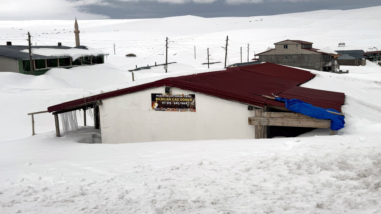 Ardahan'da yayla evleri baharda kar altında kaldı