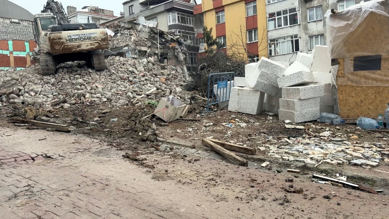 Avcılar’da kentsel dönüşüm binası tek darbeyle yıkıldı