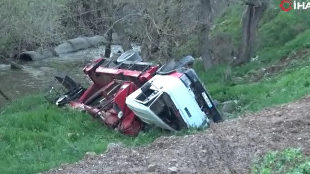 Balıkesir’de iş makinesi şarampole yuvarlandı: 1 ölü, 1 yaralı