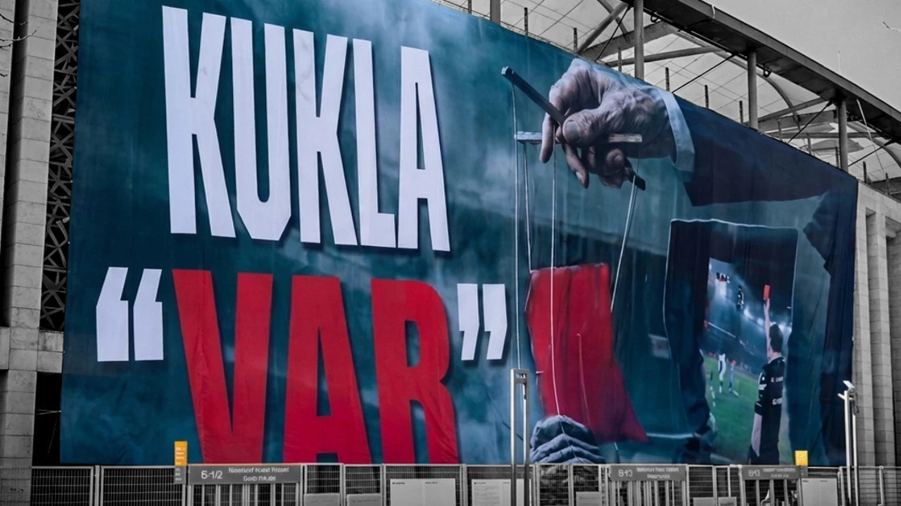 Beşiktaşlı taraftarlardan “Kukla VAR” pankartı