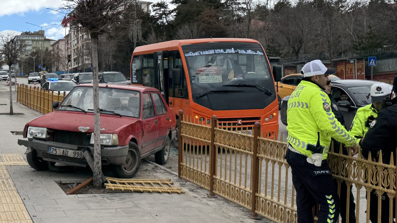 Erzurum'da feci kaza: Otomobil minibüsten inen yolculara çarptı