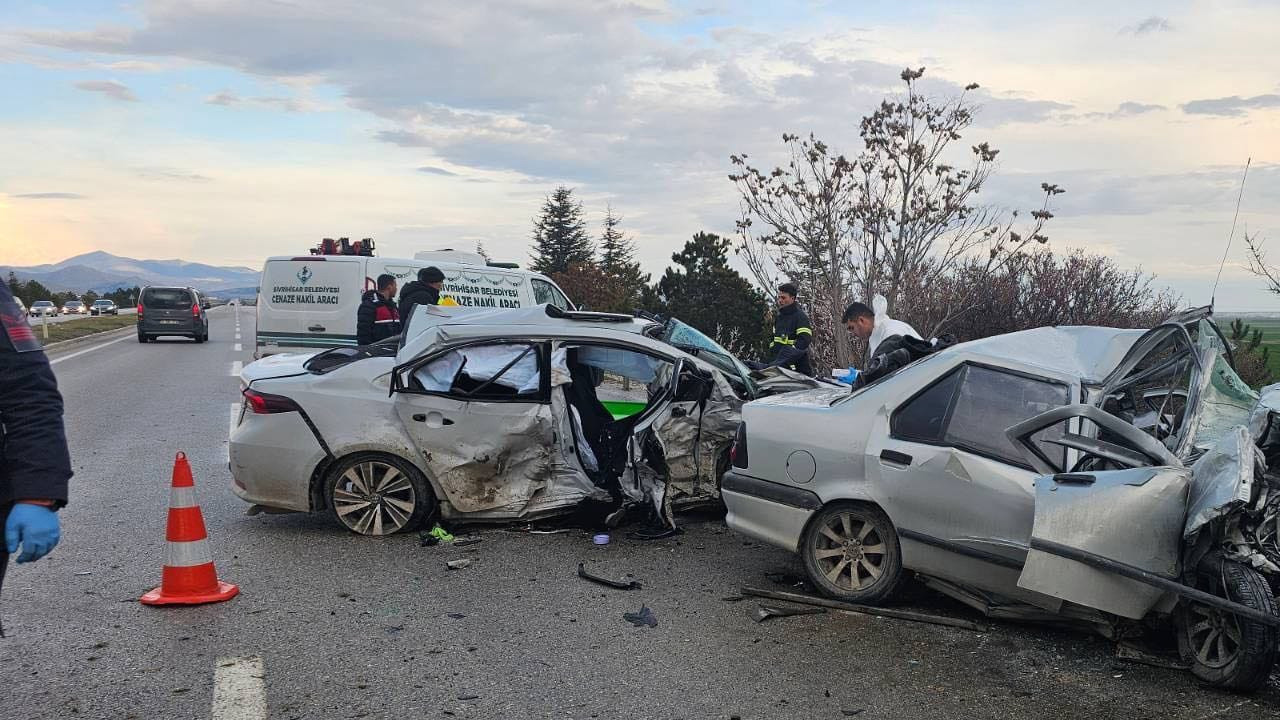 Eskişehir'de iki otomobilin çarpıştığı kazada 4 kişi öldü, 2 kişi yaralandı