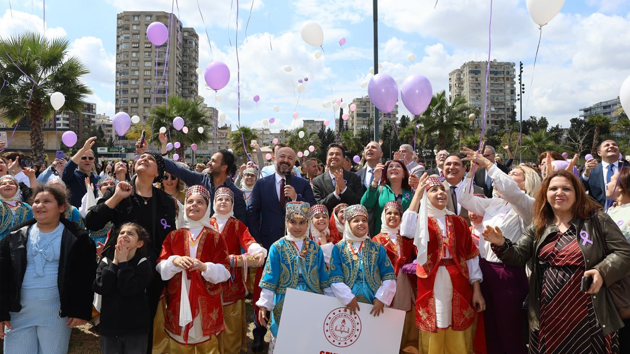 Adana’da gökyüzüne mor balonlar bırakıldı