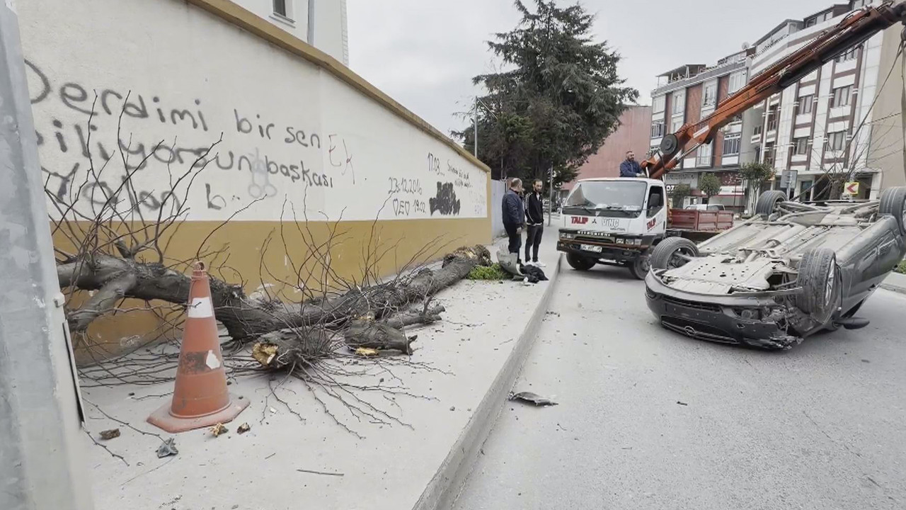 Ağaca çarptıktan sonra takla attı: Arnavutköy’de dehşet anları