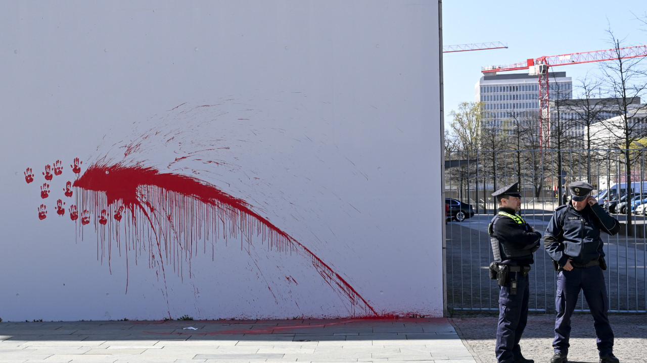 Almanya'da ABD hava üssü tepkisi: Başbakanlığa boya attı!