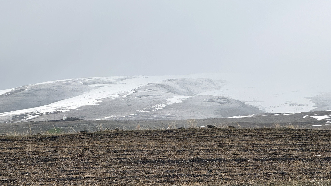 Ardahan'ın yüksek kesimleri beyaza büründü