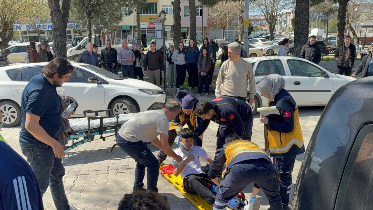 Çanakkale'de motosiklet yayaya çarptı: 2 yaralı