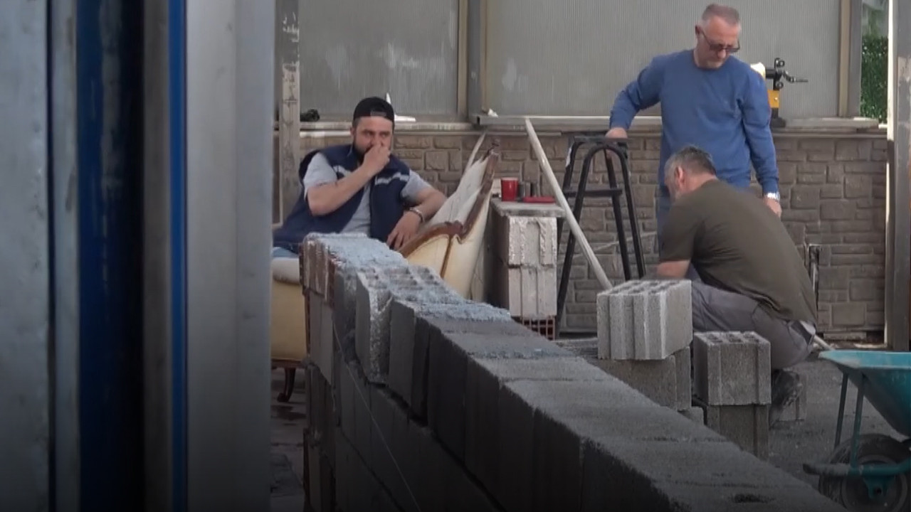 Esnaf iki komşu kavgasında son nokta: İşyerinin önünü tuğladan bariyer ördü