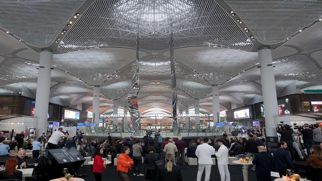 Hayri Karay’ın ödül kazanan 37,7 metrelik dev eseri İstanbul Havalimanı’nda sanatseverlerle buluştu