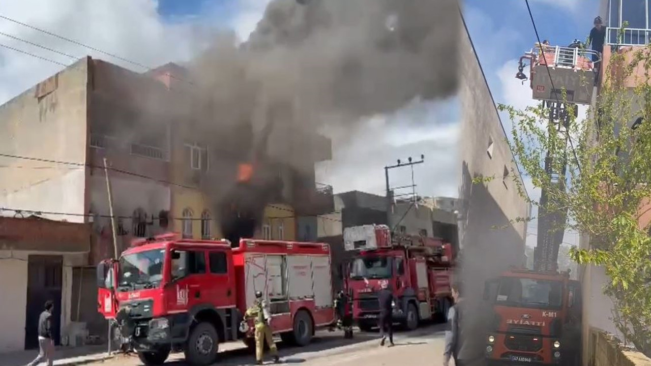 İki katlı bina alevlere teslim oldu: Mardin’deki yangında dehşet anları