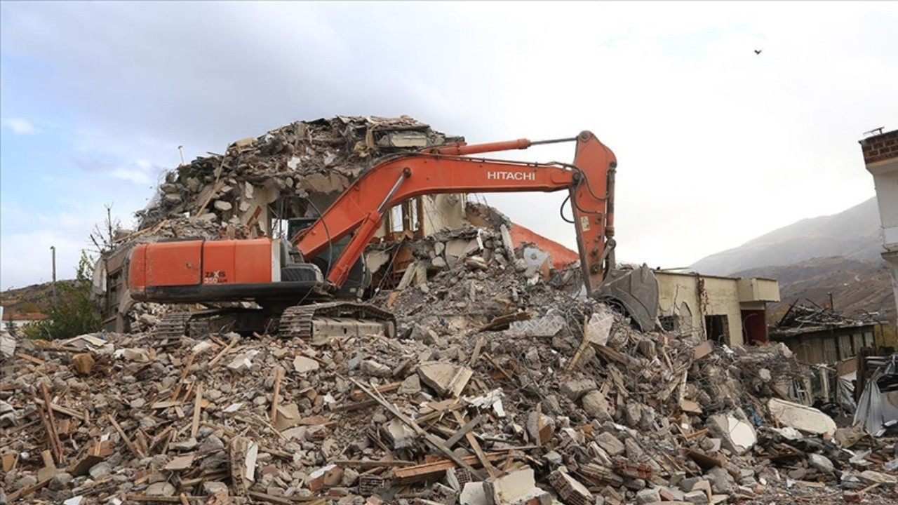 Malatya'da ağır hasarlı binalar yıkılıyor