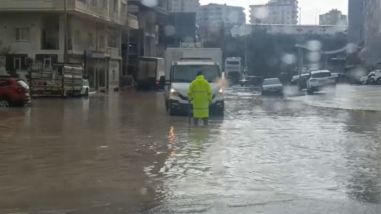 Mardin’i sağanak vurdu: Cadde ve sokaklar göle döndü