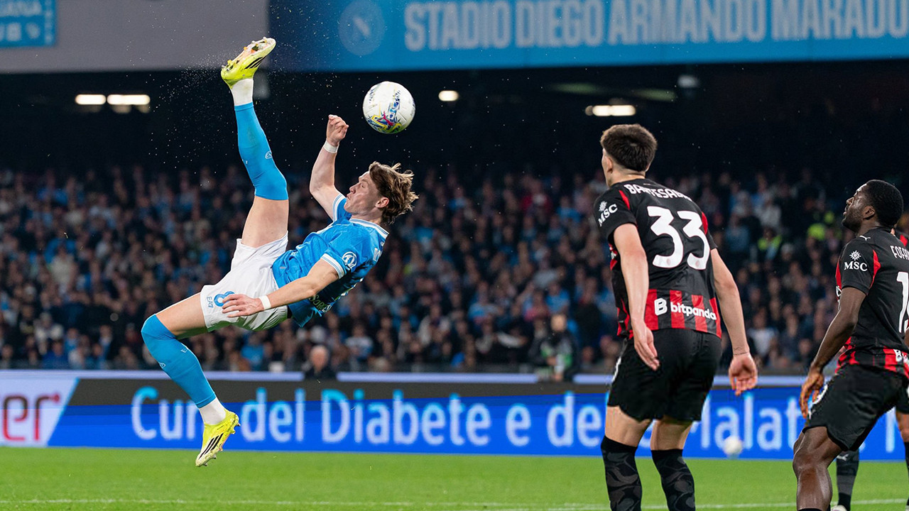 Napoli Milan'ı devirdi: Serie A'da 7 hafta kala zirvede 7 puanlık fark