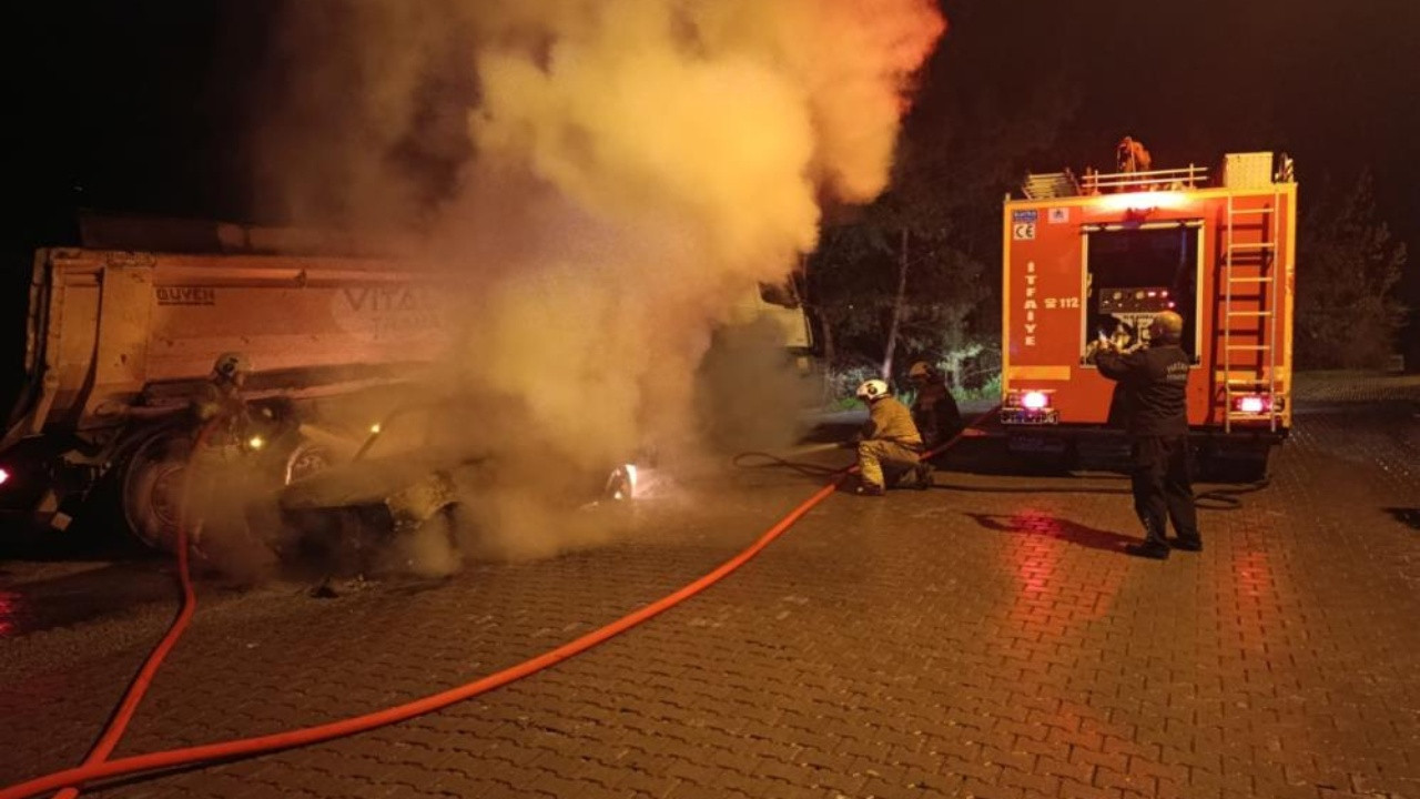 Park halindeki otomobil alev topuna döndü