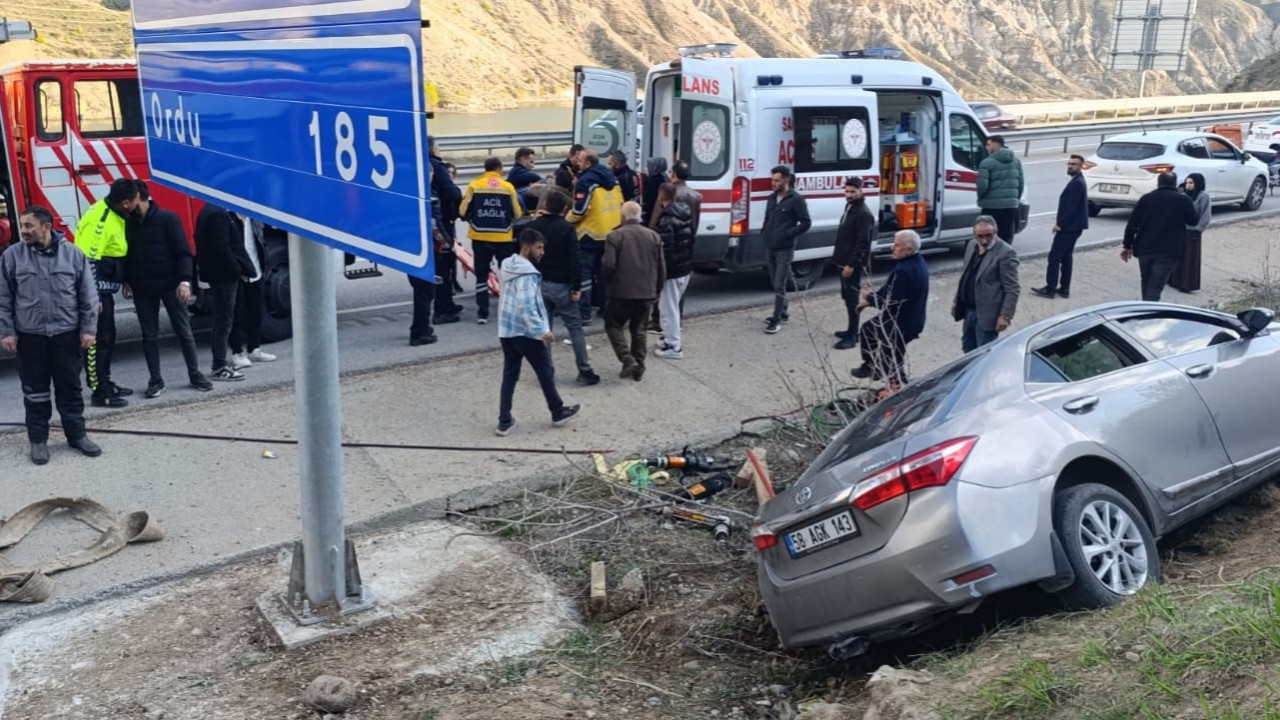 Sivas’ta otomobil şarampole devrildi: 3 yaralı