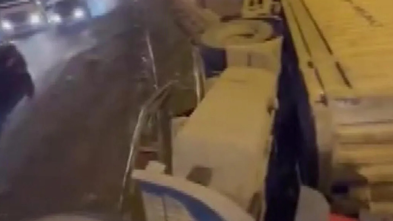 Tuzla TEM Otoyolu'nda TIR devrildi, trafik yoğunluğu oluştu