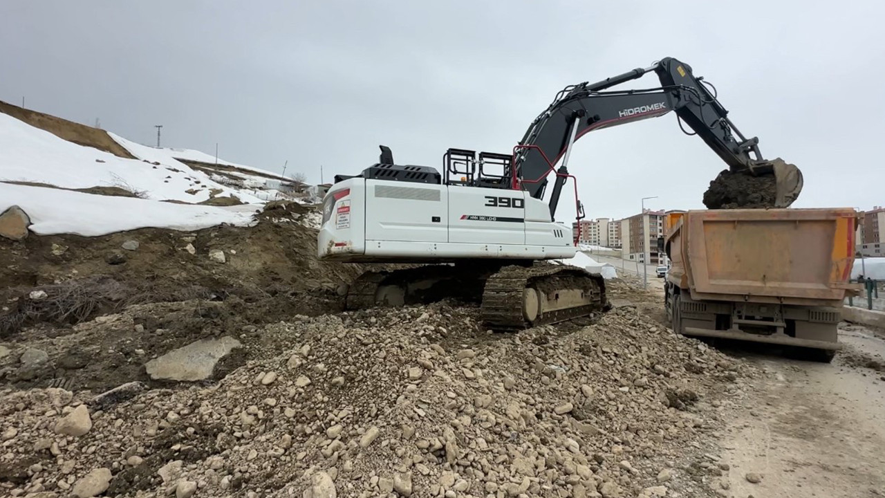 Yüksekova’da heyelan bölgesinde çalışmalar devam e…