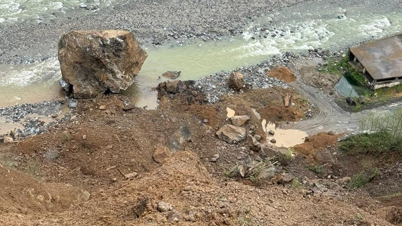 Ardeşen’de korkutan heyelan