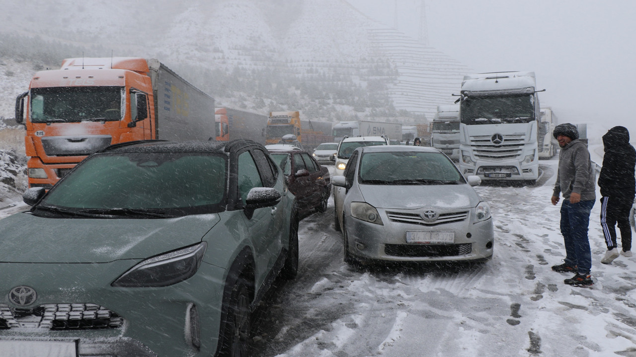 Bahar yerini kar fırtınasına bıraktı: Erzincan –Sivas karayolu kapandı