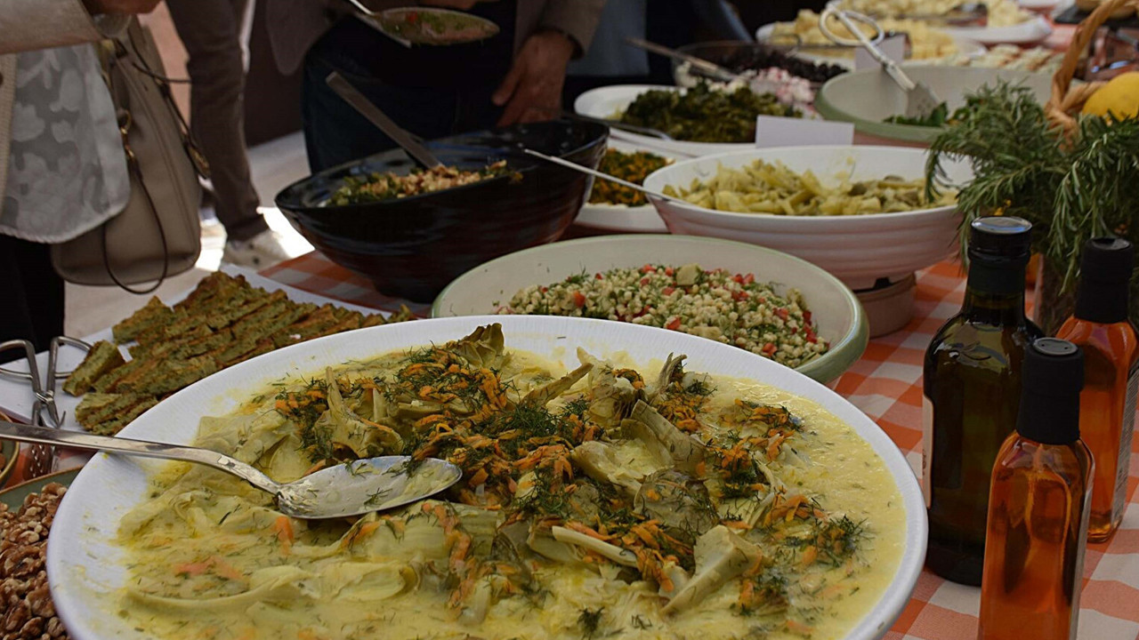 Ege’nin şifalı otları dünya mutfağıyla buluşuyor: Alaçatı’da lezzet şöleni