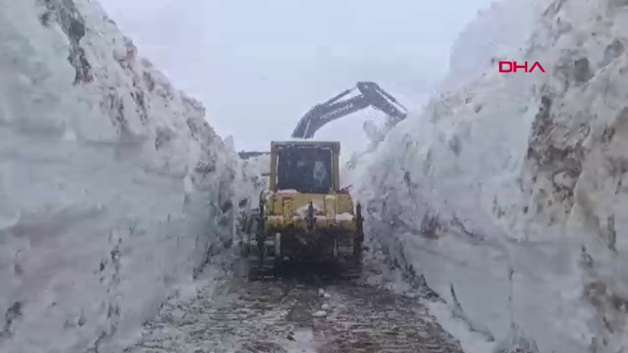 Hakkari'de askeri üs bölge yollarında karla mücadele