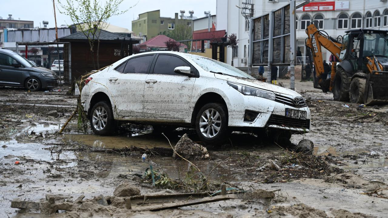 Kadirli’de sel felaketinin ardından temizlik ve hasar tespiti başladı