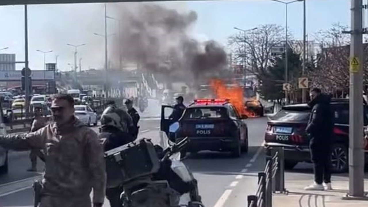 Özel hareket polisi yolu kapattı: Otomobil saniyeler içinde küle döndü: Zeytinburnu’nda hareketli anlar