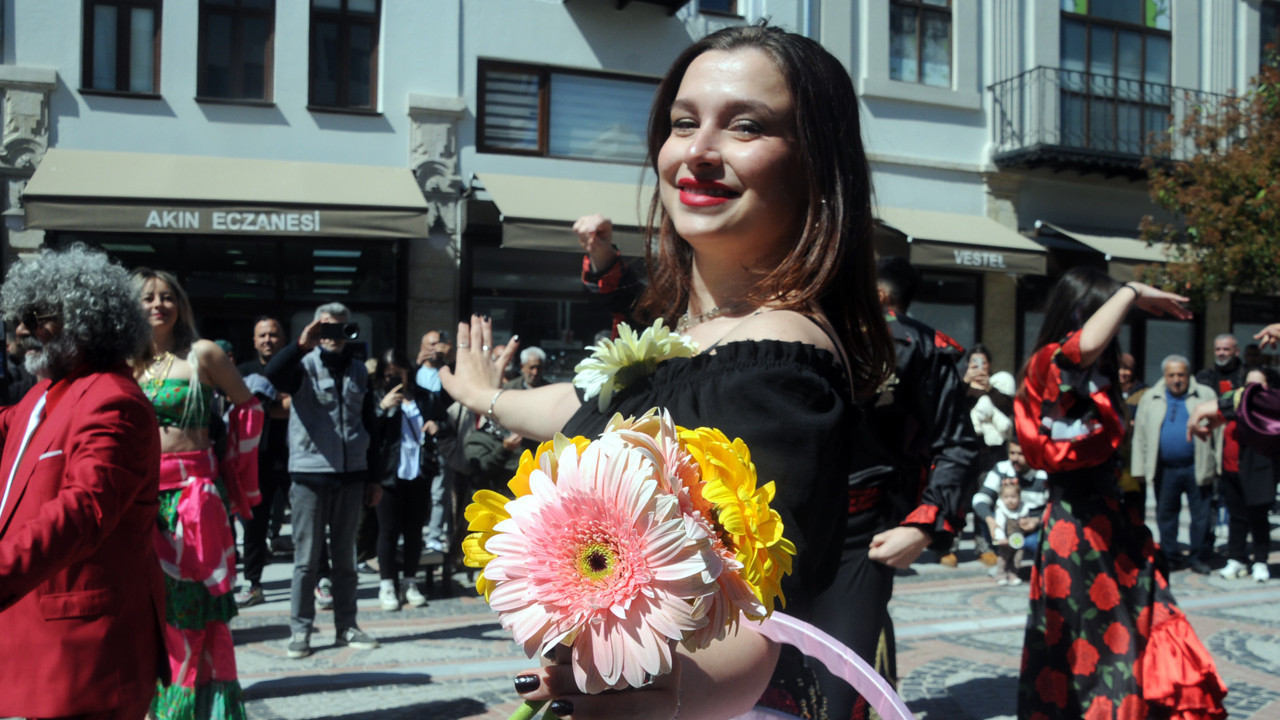 Rengarenk kıyafetler, dev bandolar: Edirne sokakla…