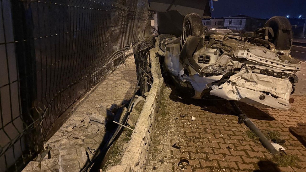 Takla atan otomobil site girişini yerle bir etti