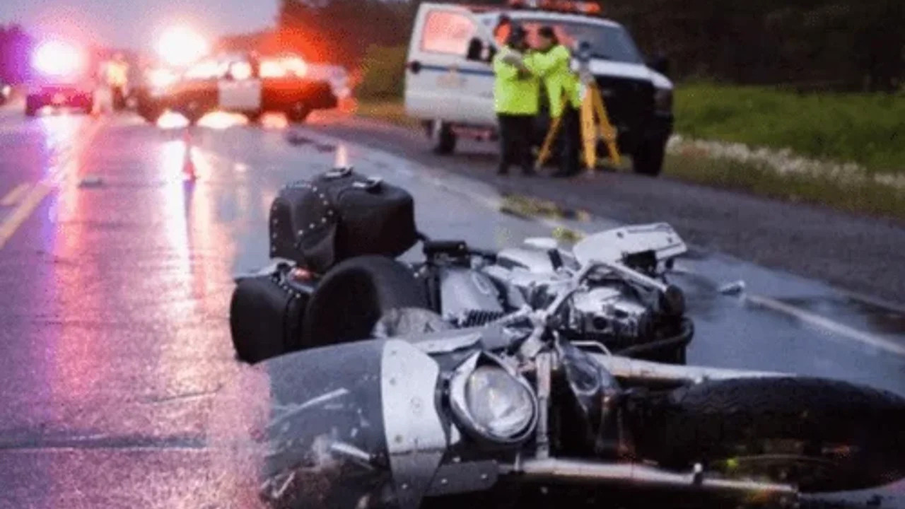 Tırın çarptığı motosikletin sürücüsü yaralı olarak kurtuldu