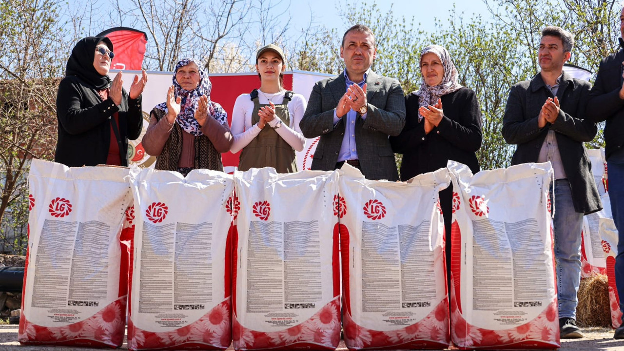 Vali Sözer, Kurtköy’de ayçiçeği tohumu dağıtım etkinliğine katıldı
