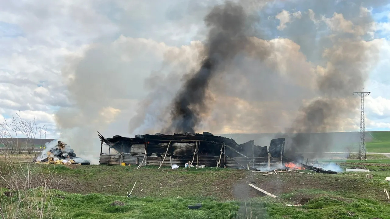 Çorum’da ağıl ile 150 saman balyası yandı