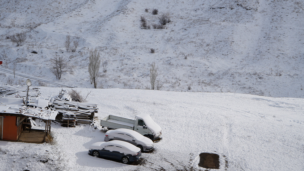 Erzurum'da bahar ortasında kar sürprizi